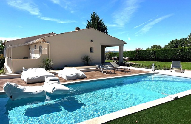 Luberon, contemporary villa with heated pool in a 4-star resort