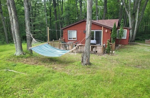 Lucky Bear Lodge. Secluded Cabin in the Woods, Beach access. Pet friendly