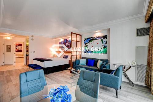 Lucky Gem Penthouse & Luxury Suites at Signature Resort, Balcony Strip View 2605