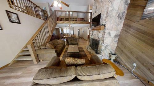 Lucky River Retreat - WiFi - On the River - Fireplace - Grill - Washer - Dryer