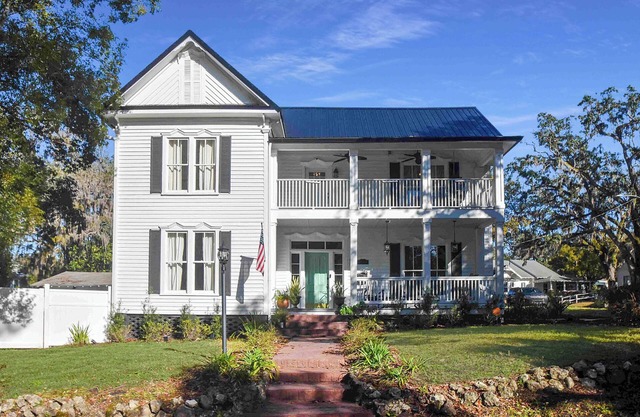 LULU Street Retreat-A Charming Historic Downtown Home in Brooksville