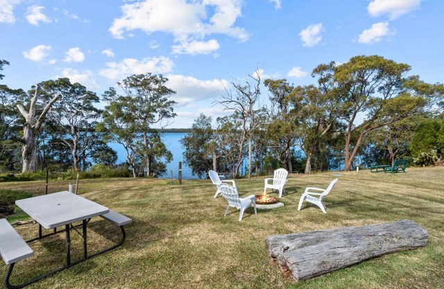 Luminara Lago 6br Waterfront Retreat with Pool at Silverwater
