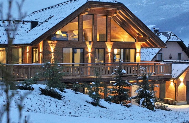 Lush chalet with sauna and hot tub