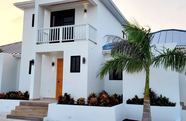Lush 2-Story Villa, Poolside Bliss Near Beach