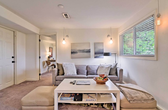 Lush Portland Flat w/ Fire Pit, 4 Mi to Dtwn!