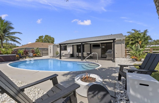 Lush | Tropical | Modern Home w/Heated Pool & Spa