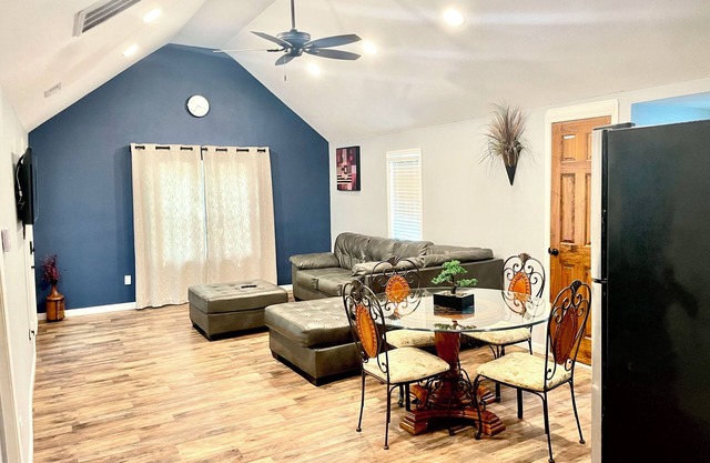 Lush Wonders! Sleeps 7, Wi-Fi, Parking, BBQ.
