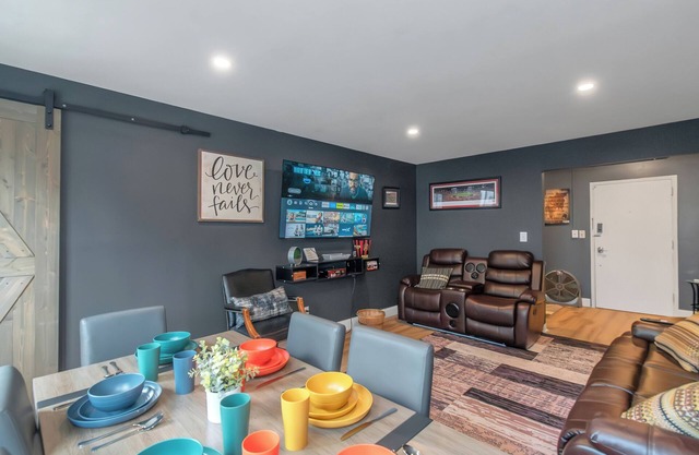 Lux 2BR Condo w/King Beds DTWN