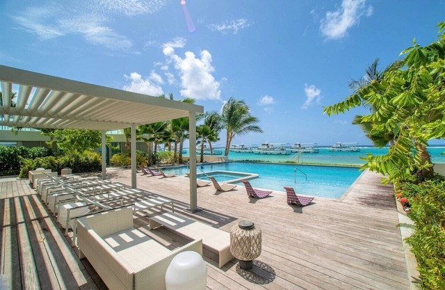 Lux 3 Bed Beachfront Villa w/Infinity Pool + Gym