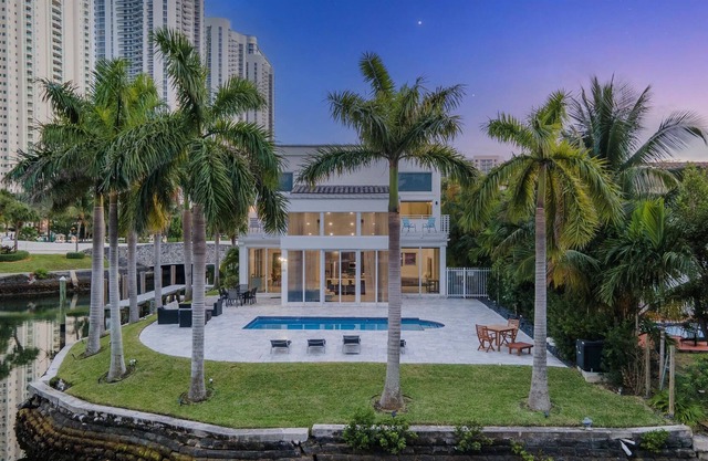 Lux Bayfront Villa | By The Beach | Prime Location