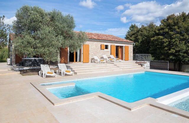 LUX CASA HISTRIA I - with heated swimming pool & jacuzzi