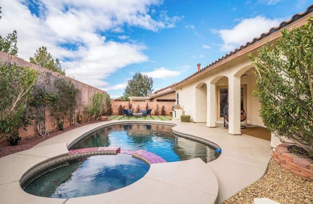 Lux CLOSE TO STRIP! Hot Tub/Heated Pool/Game RM!