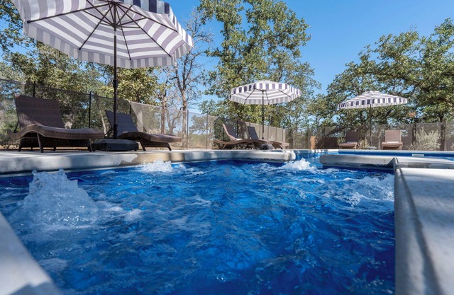 LUX Farmhouse-HEATED POOL/HOT TUB/CASITA/GAME ROOM/SPA HOUSE