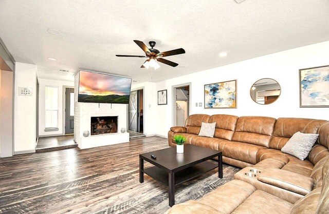 Lux Home w/Heated Pool & Spa: 30 Min to Downtown
