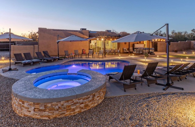 LUX: King Beds & TVs ALL BRs, Pool Table, Pkball Ct & Paddles, POOL, Spa, Putt Green, Fire Pit