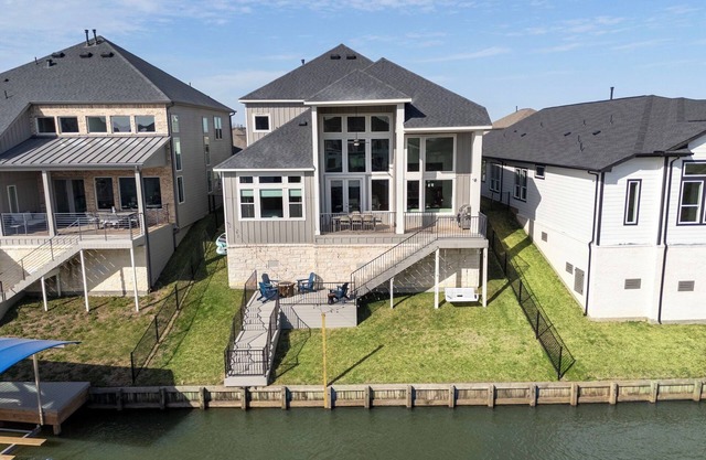 Lux Lakefront with Game-room, Community Pool, Paddleboards, and more!