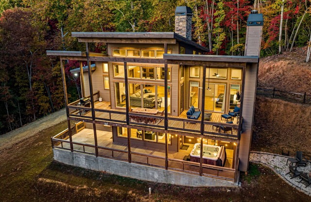 Lux Mountain Chalet - Hot Tub, Fire Pit, Game Room, Pool Table, Wi-Fi & more!