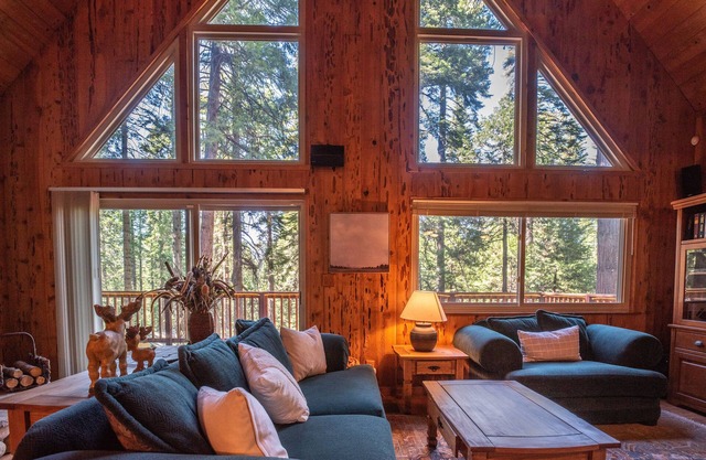 Lux's Lair - Classic Chalet in Big Trees Village