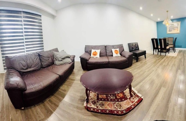 LUX VAC HOUSE SHORT/LONG RENTAL SQ1 HEART OF MISSISSAUGA ON-CANADAnPEARSON APT