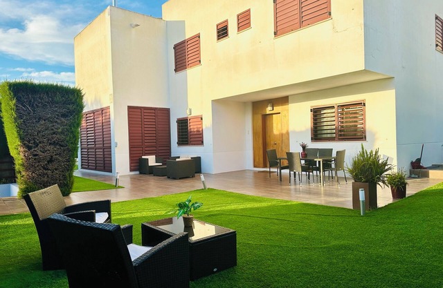 Lux Villa with Year-Round Heated Pool, beautiful outdoor space & Game Room