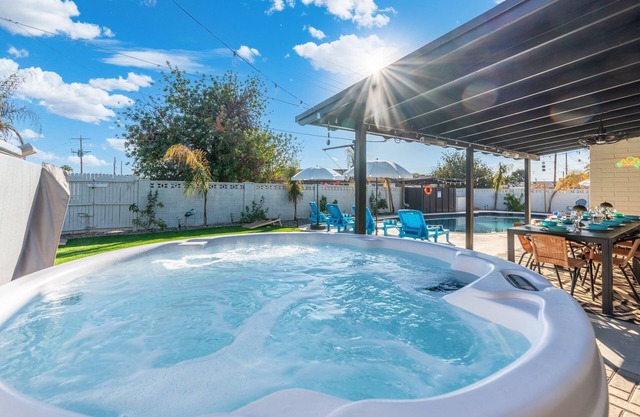 Luxe 2 BR House, FREE Heated Pool, Hot Tub, 5min Old Town, 15min Barrett Jackson