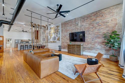 Luxe 220, Unit 3 - Pool Table & City View Penthouse