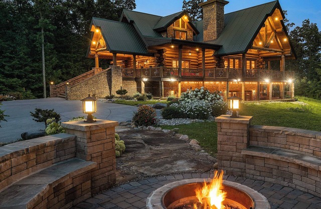 Luxe Bear Lodge 2.0 Gatlinburg 15 Min 30 Guests 8 King Bedroom Suites 10 Baths