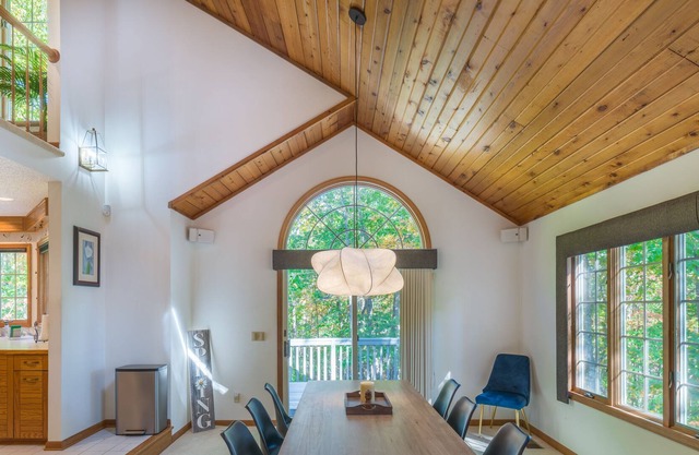 Luxe Chalet | Hot-Tub, Jacuzzi, Sauna , Game Room and Outdoor Fire-Pit