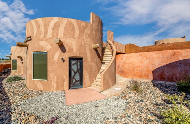 Luxe Cliff Dwelling Perfect for Romantic Getaway