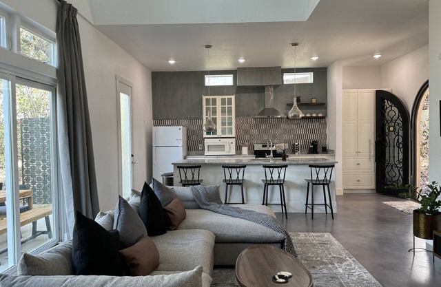 Luxe & Comfy Lake-View Gem: 5 star Location near by Steiner Ranch Lake Travis