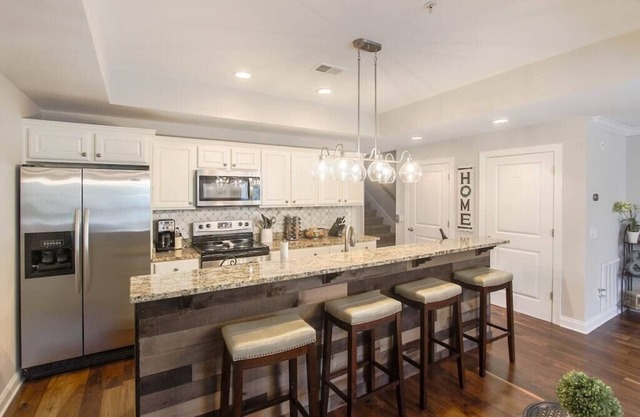 Luxe Condo in Old Town Bluffton + Elevator + Walkable to everything!
