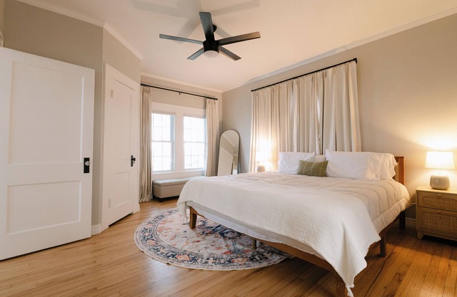 Luxe Cottage, Near Downtown and Ocean, Backyard Fire Pit, King Bed