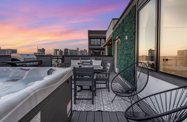Luxe-cowboy Country-private Rooftop With Hot Tub!