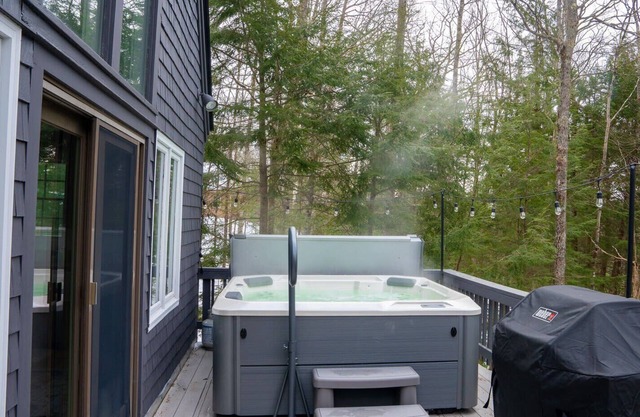Luxe Forest Getaway with Hot Tub - Maple Stay