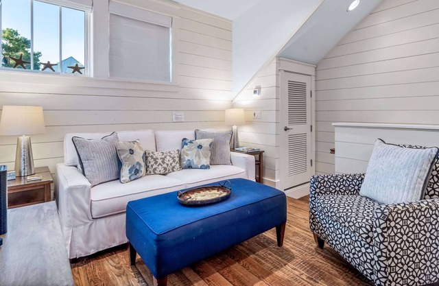 Luxe Full Loaded Carriage Apt w Amenities by Beach
