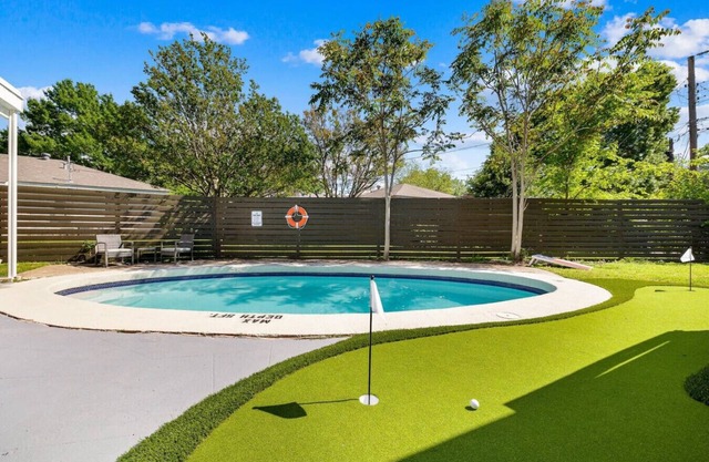 Luxe Golfers' Oasis - Pool, Mini-Golf, Hot Tub!