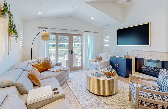 Luxe home on golf course near beach access with hot tub, ocean views, fireplace