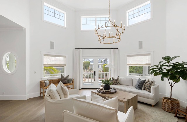 LUXE HOME; pool, hot tub, fire pit, huge 4BR/3.5BTH, very close to BCH & DT MB