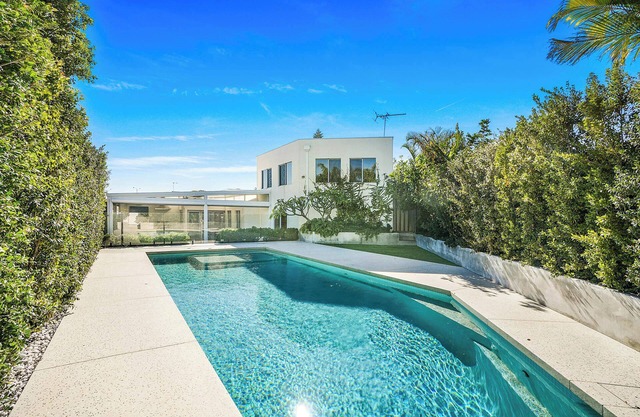 Luxe Lagoon: Family-Friendly Retreat with Pool