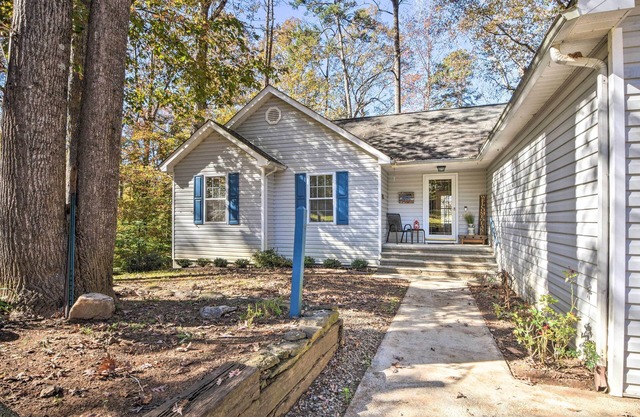 Luxe Lake Hartwell Waterfront Getaway w/Fire Pit!