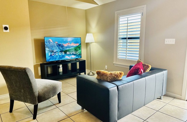 Luxe Living Apartment- 2 bed/1 bath - 5 STARS