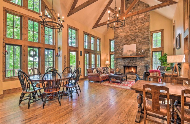Luxe Lodge Near Smoky Mountains: Views & Hot Tub!