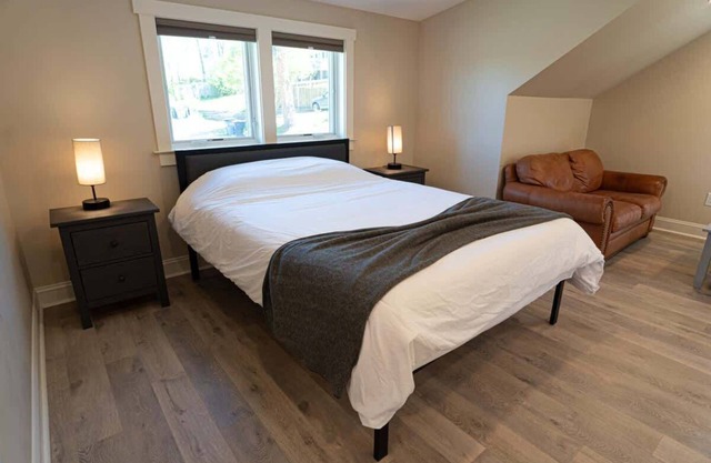 Luxe Loft: Safe~Quiet~Near Downtown, Hospitals