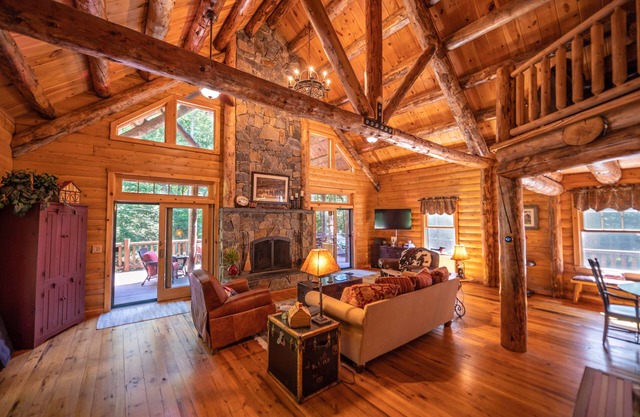 LUXE LOG CABIN WITH HOT TUB, STEAM ROOM, SAUNA!
