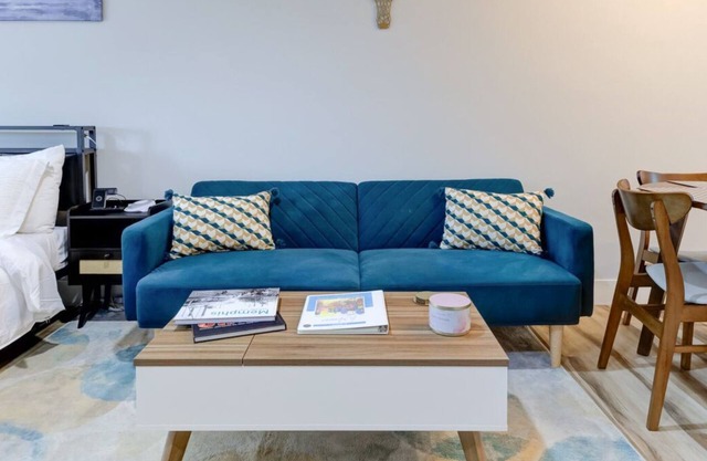 Luxe Modern loft w/King Bed, Free Parking & Wi-Fi