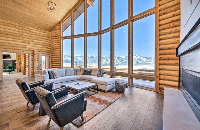 Luxe Mountain Cabin w/Spa, 6 Mi to Park City!