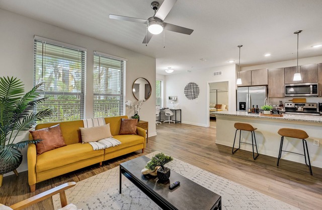Luxe Poolside Condo, King Bed, Near Mayo Clinic, St Johns Town Center & Beaches