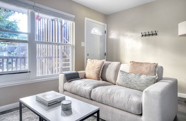 Luxe San Mateo Studio w/Pool & W/D, nr 20+ restaurants, by Blueground