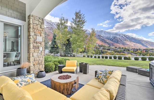 Luxe Sandy Home w/Hot Tub: 9 Mi to Skiing!