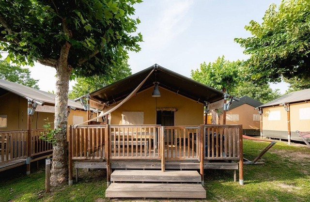 Luxe Sanitary 5 Pers Villatent at 4-star camping Campeggio del Garda, Lake Garda